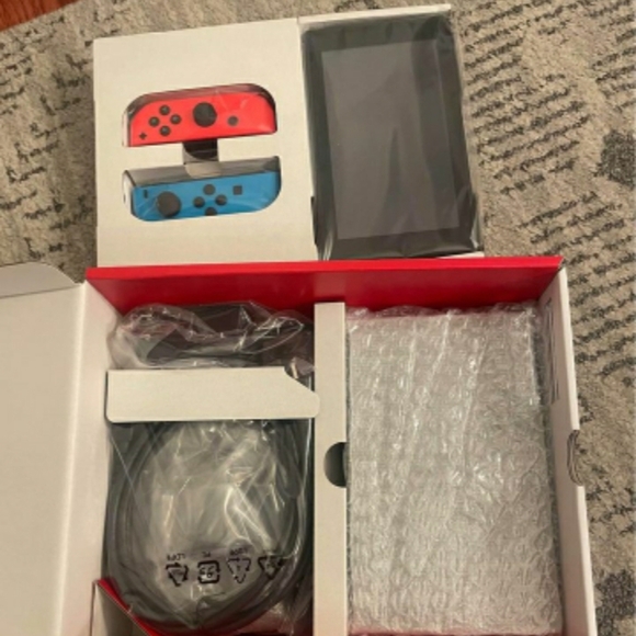 Nintendo Switch - Picture 2 of 3